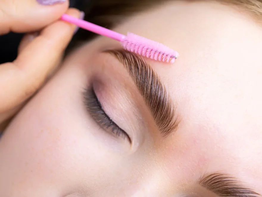 Brow Lamination (Alisamento de Sobrancelhas)