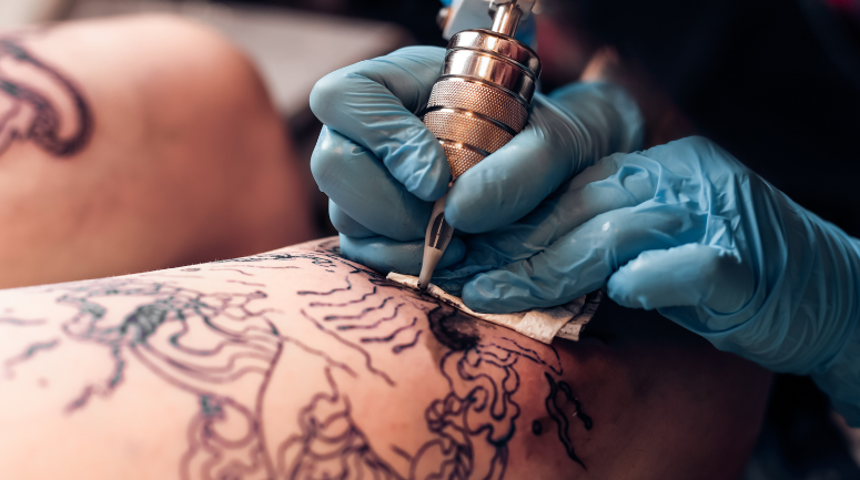tatuador fazendo tatuagem
