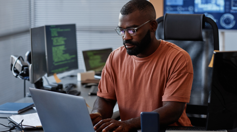 homem em frente ao notebook estudando na área de tecnologia