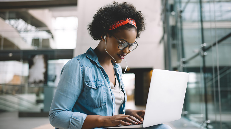 menina em frente ao computador estudando online representando o instituto mix ead