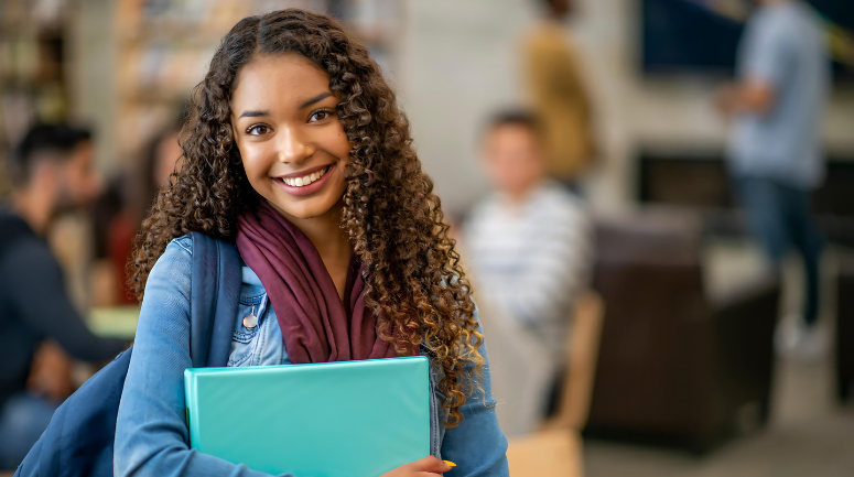 menina com livros na mão representando estudante