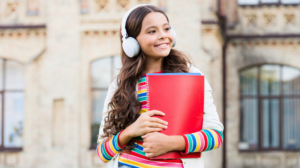 menina com livro vermelho na mão representando uma estudante de inglês