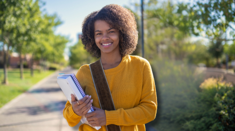 menina com livros representando estudante