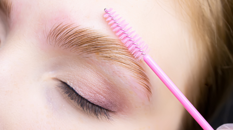 brow designer com prática em design de sobrancelhas